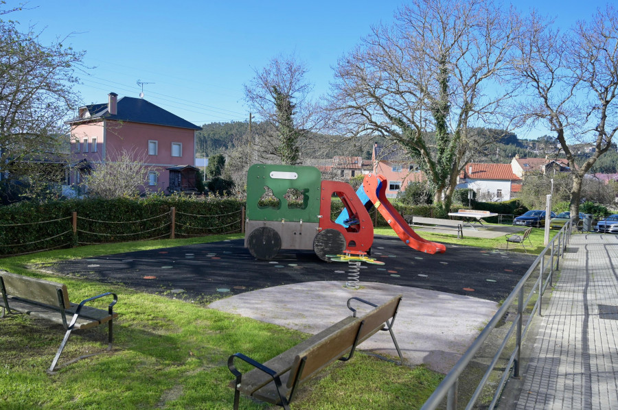 Los vecinos de Mesoiro exigen mejoras en el parque infantil para garantizar la seguridad