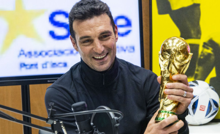 El fútbol de Baleares premia a Scaloni con una réplica de la Copa del Mundo
