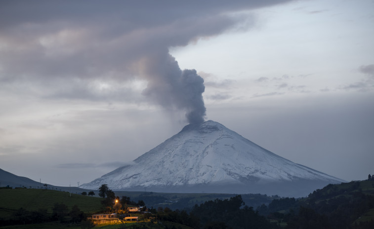 El volcán Cotopaxi emana una columna de 1.500 metros de vapor y gas