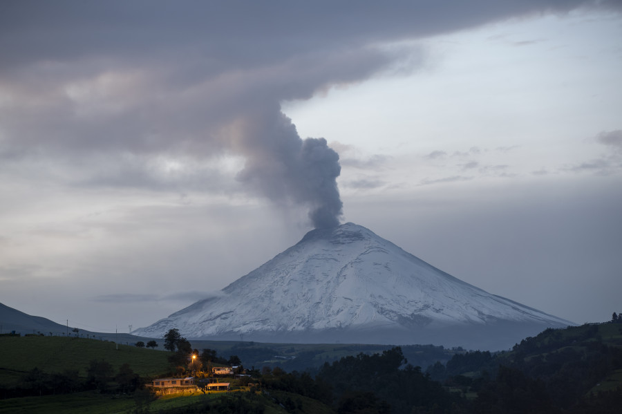 El volcán Cotopaxi emana una columna de 1.500 metros de vapor y gas