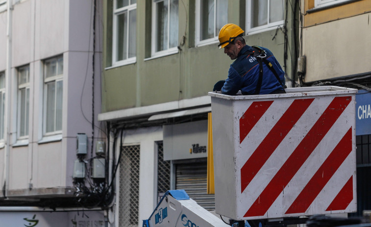 Un nuevo apagón deja sin luz a 300 clientes en el cruce de Ramón Cabanillas con Os Mallos