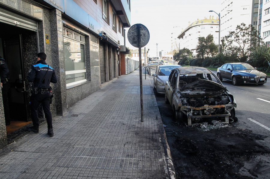 Permanece en la avenida de Arteixo durante dos días uno de los coches calcinados el martes