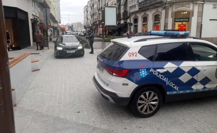 La Policía Local impone tres sanciones diarias por circular en zonas peatonales