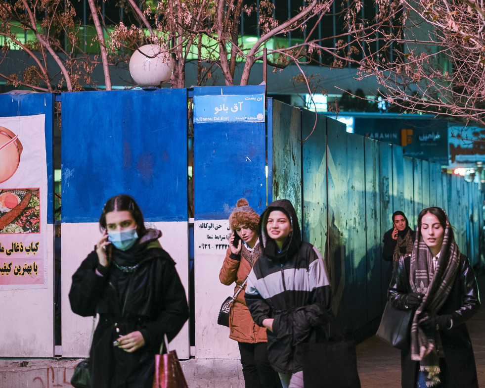 Un grupo de jóvenes camina por Teherán mujeres irán