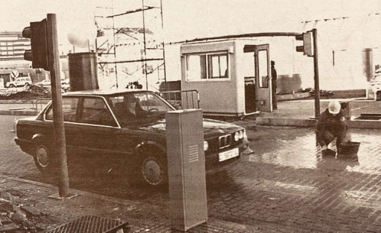 Hace 25 años: El puerto se cierra al público en marzo y los coruñeses tendrán dos cubos de basura