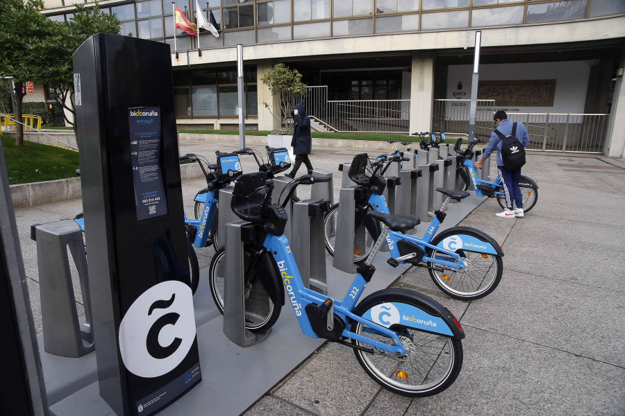 Los cortes en la avenida de la Universidad anticipan la llegada de BiciCoruña a Someso