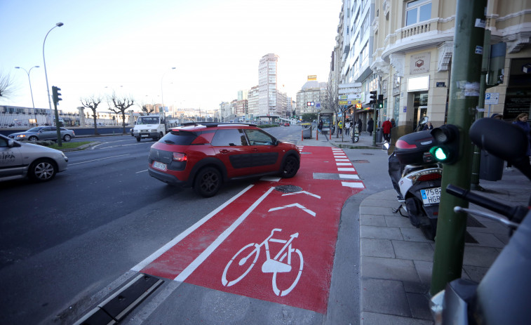 La pintura roja se extenderá a otros puntos peligrosos del carril bici de A Coruña