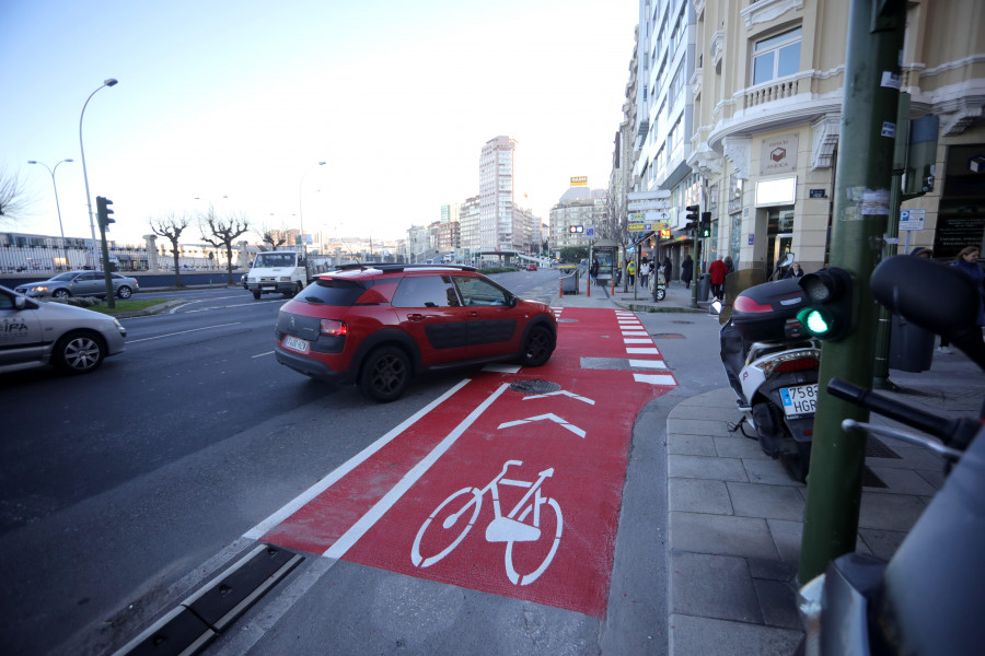 La pintura roja se extenderá a otros puntos peligrosos del carril bici de A Coruña