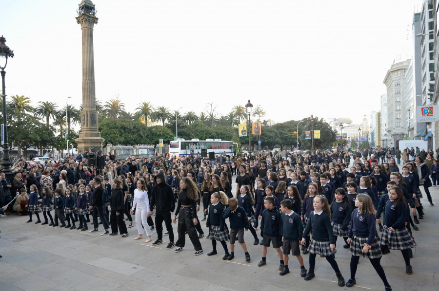 Un flashmob de La Grande Obra de Atocha sorprende en el Obelisco de A Coruña