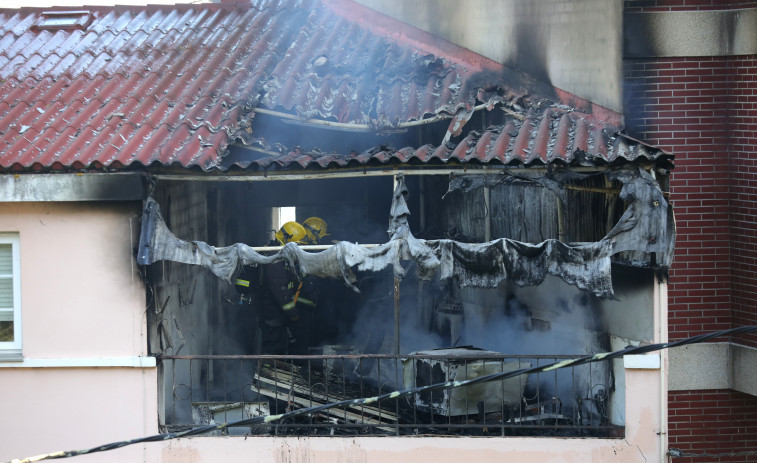 El incendio de un piso obliga a desalojar un edificio de Fonteculler en el que residen varias familias