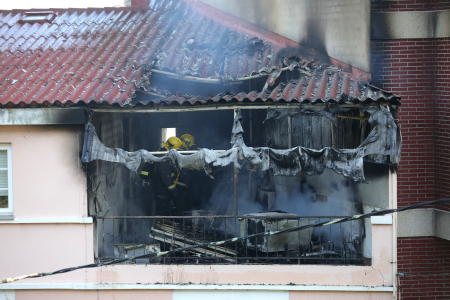 El incendio de un piso obliga a desalojar un edificio de Fonteculler en el que residen varias familias