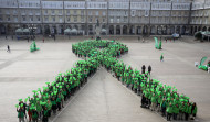 Reportaje | Cientos de coruñeses enlazan  su compromiso y unión contra el cáncer