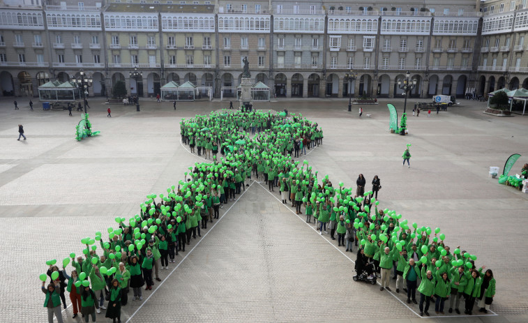 Reportaje | Cientos de coruñeses enlazan  su compromiso y unión contra el cáncer