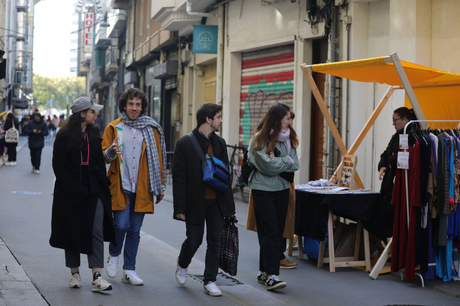 Arte, música y gastronomía: el mercado Feirarrúa llena de vida las calles del Orzán