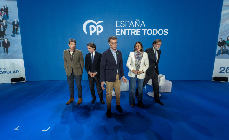 Feijóo exhibe unidad del PP junto a Aznar y Rajoy: 