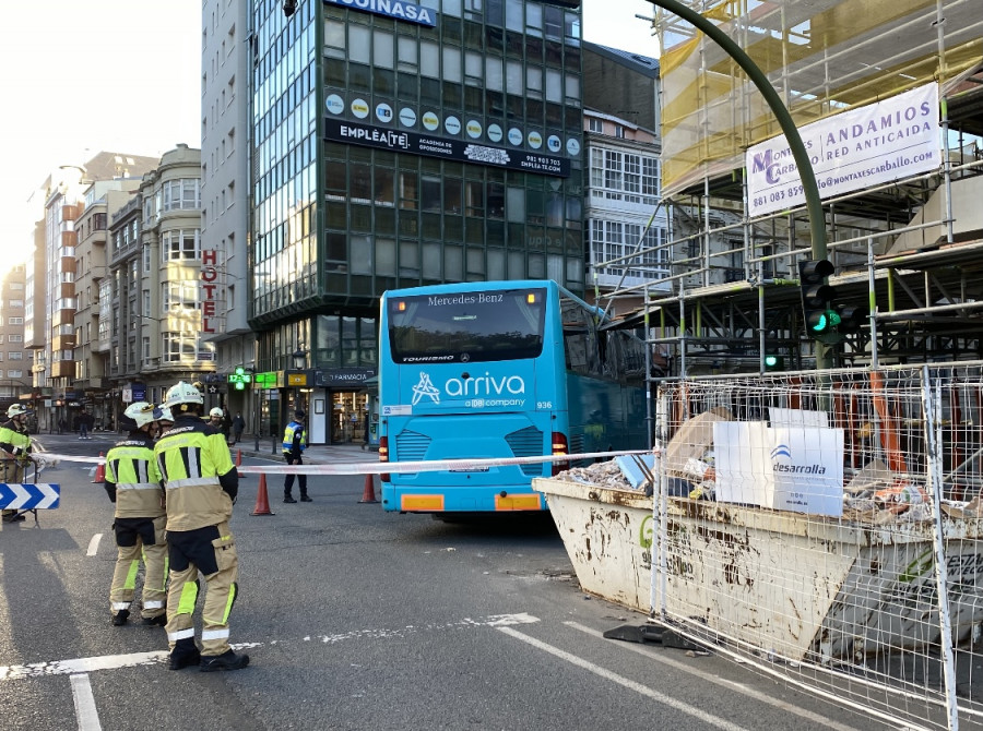 Un autobús choca con un andamio de un edificio en Juana de Vega, A Coruña