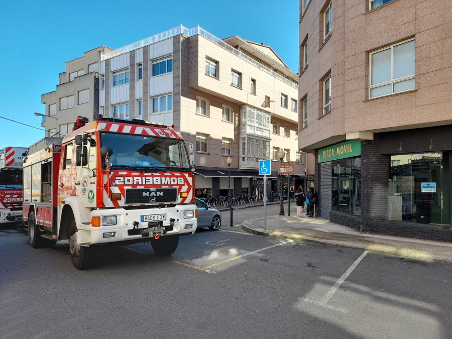 Una persona resulta herida y dos edificios son desalojados por el incendio de un local de hostelería de Arteixo