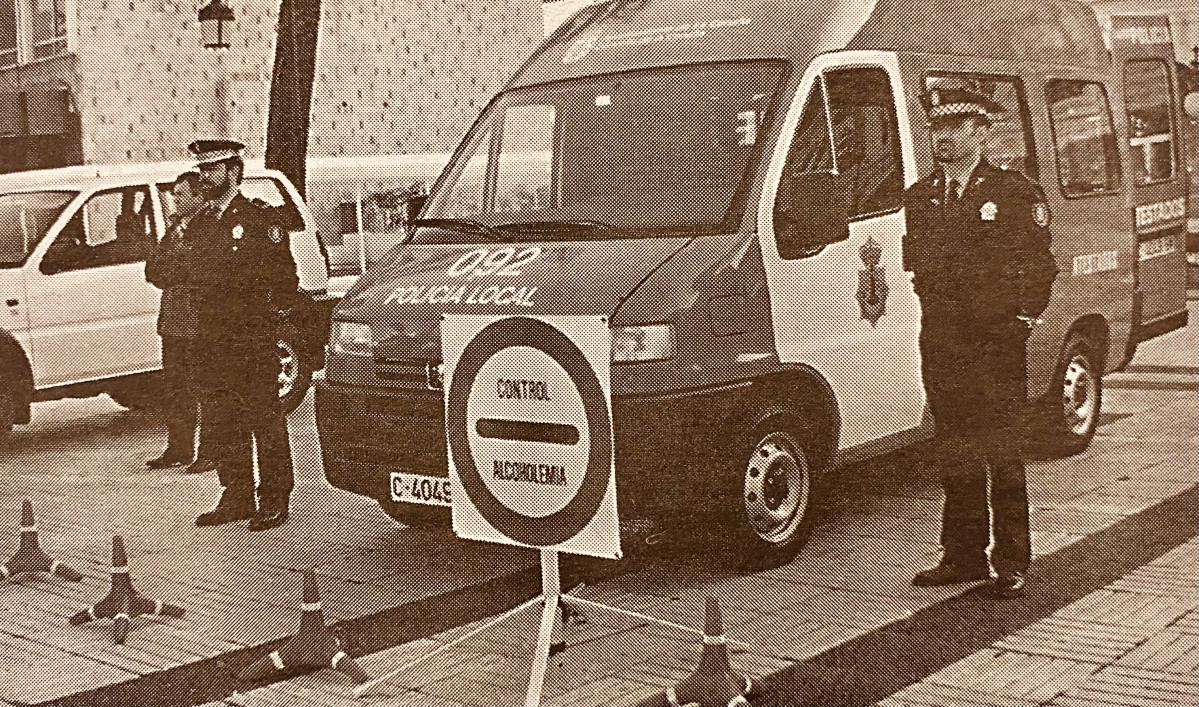 Dos agentes de Policu00eda Local con los nuevos vehiculos