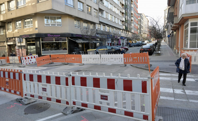 Las obras de la avenida de Os Mallos cortan un mes el barrio por su arteria más importante