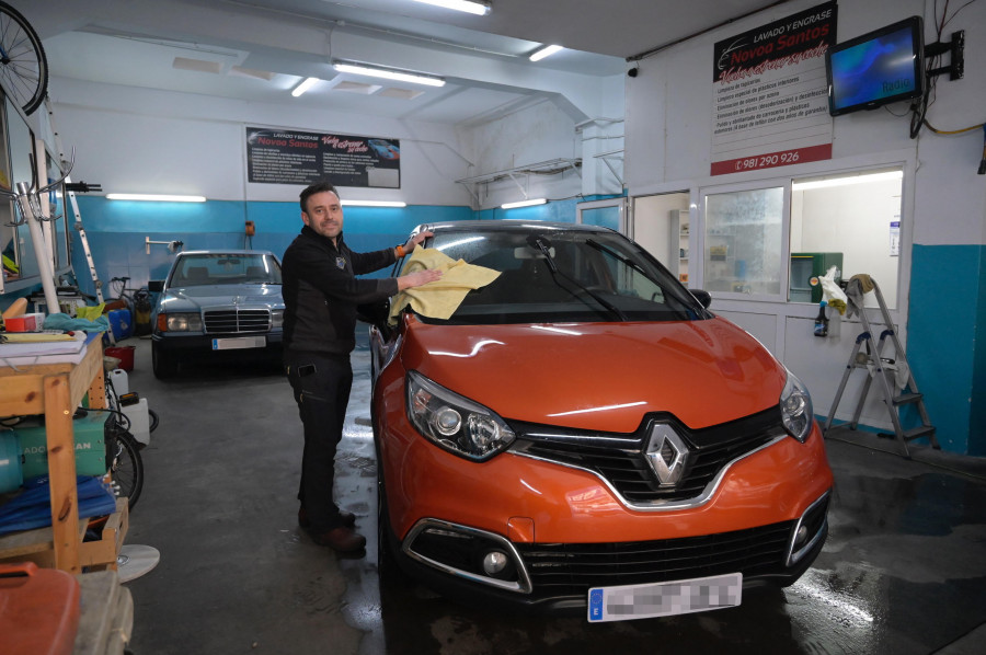 La falta permanente de lluvias en A Coruña da un respiro a los negocios  de lavado de automóviles