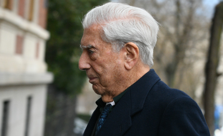 Vargas Llosa, hospitalizado en Madrid por covid