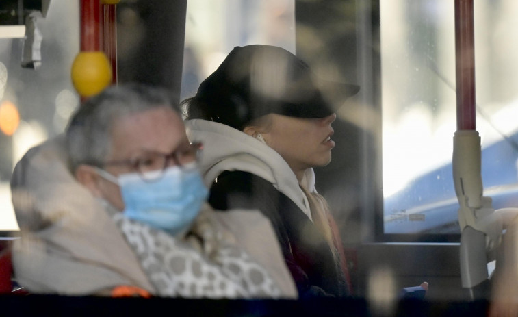 La mascarilla se resiste a desaparecer en el transporte público de A Coruña