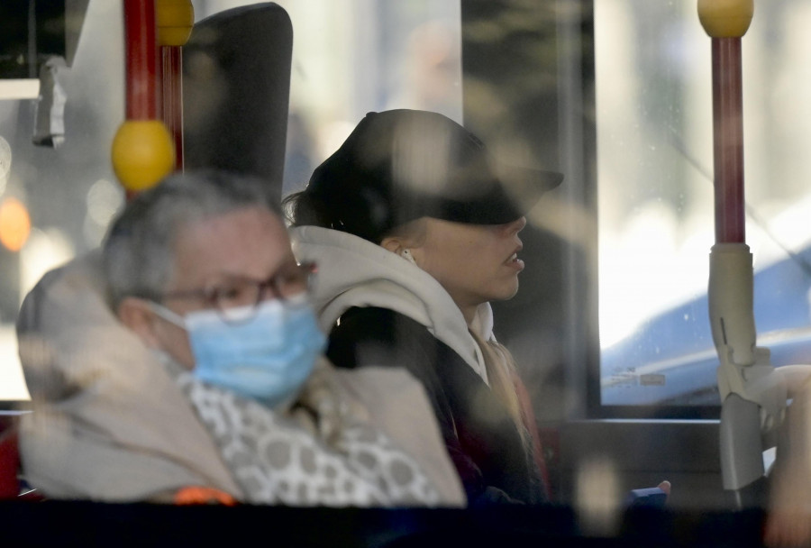 La mascarilla se resiste a desaparecer en el transporte público de A Coruña