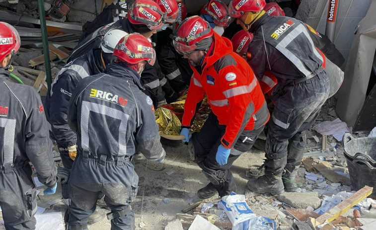 Bomberos españoles rescatan a varias personas tras el terremoto de Turquía