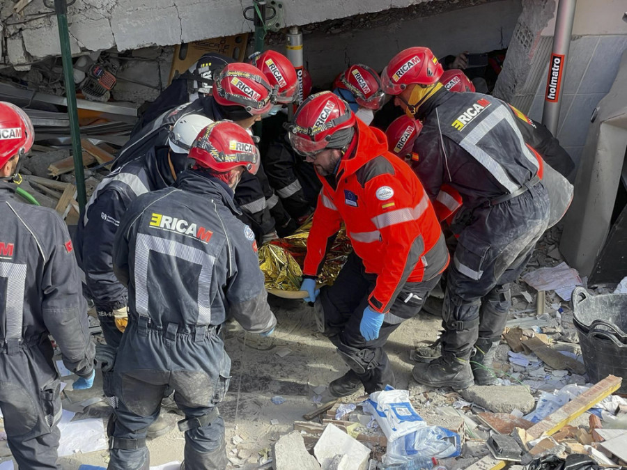 Bomberos españoles rescatan a varias personas tras el terremoto de Turquía