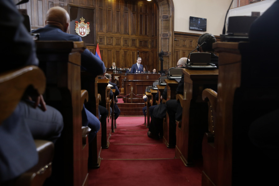 Un diputado serbio dimite tras ser sorprendido viendo porno en el Parlamento