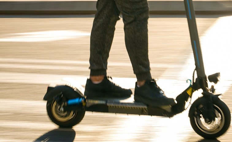 Un hombre se salta un semáforo en un patinete, da positivo en THC y le incautan dos bolsas con sustancias