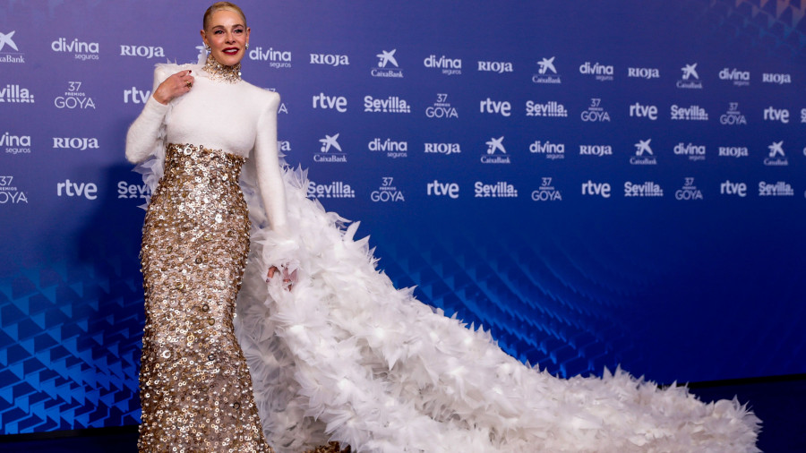 La alfombra azul de los Goya abre en tonos multicolor y con reivindicación