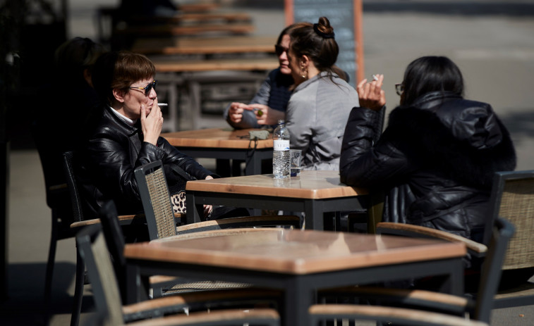 Sanidad planteará a las comunidades prohibir fumar y vapear en nuevos espacios