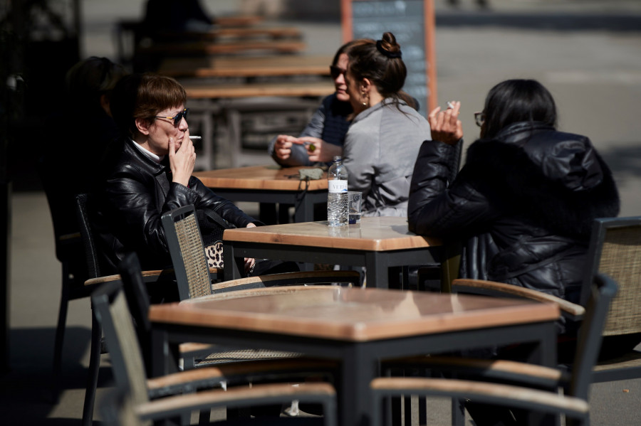 Sanidad planteará a las comunidades prohibir fumar y vapear en nuevos espacios