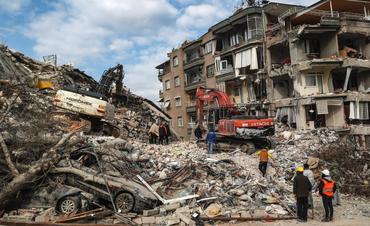 Turquía detiene a constructores mientras el número de muertos por el seísmo roza ya los 30.000
