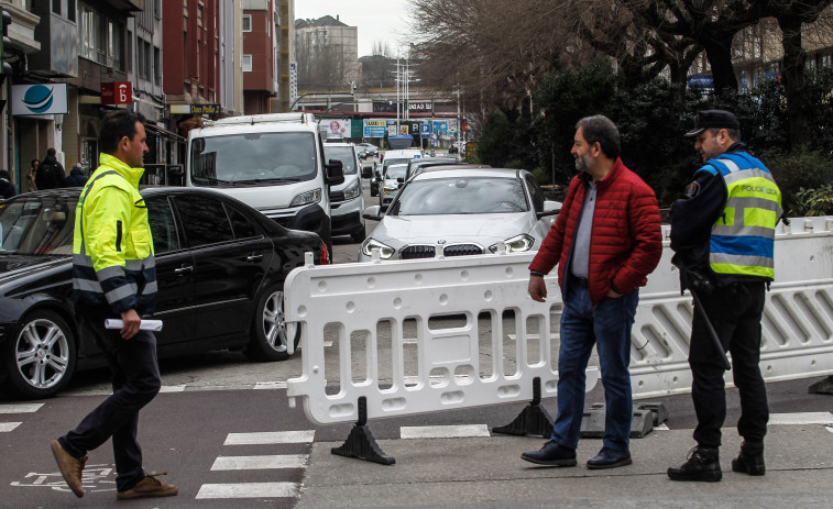 El primer día del corte de la calle Ramón y Cajal provoca una congestión en hora punta