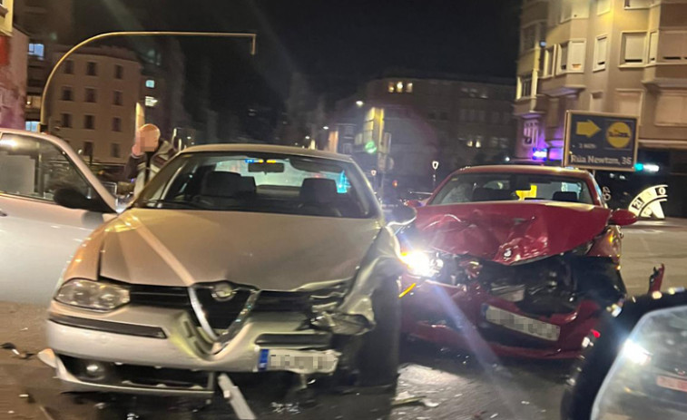 Aparatoso accidente en el cruce de la ronda de Outeiro y la avenida de Arteixo