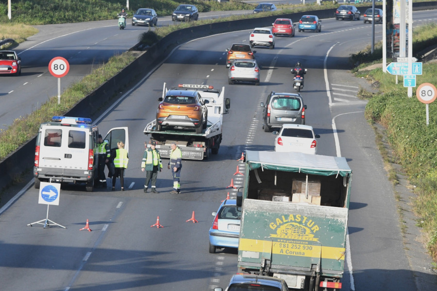 Un alcance entre tres vehículos provoca un embotellamiento en Alfonso Molina