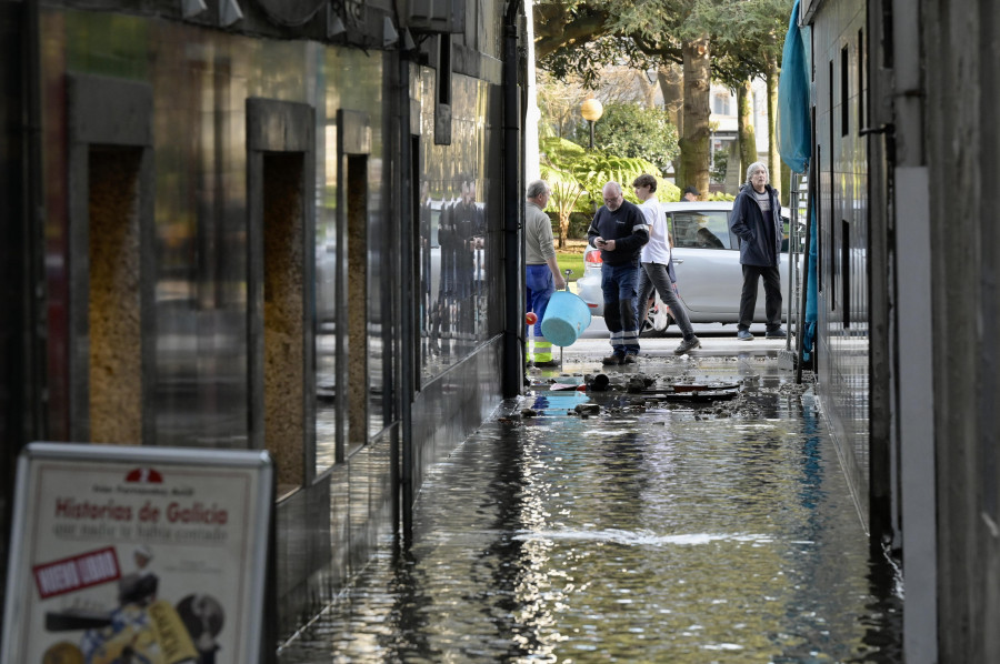 Un hidrante mal instalado en un callejón de Los Cantones inunda la Librería Arenas