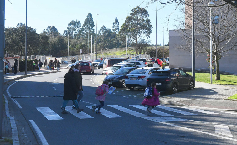 Los vecinos de Novo Mesoiro piden elevar los pasos de peatones delante del colegio