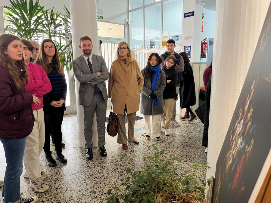 Trenor felicita a los alumnos del Menéndez Pidal de A Coruña por la calidad de su exposición