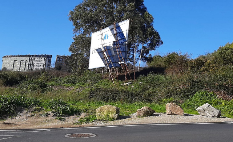 Una valla publicitaria amenaza con desprenderse en Monte das Moas