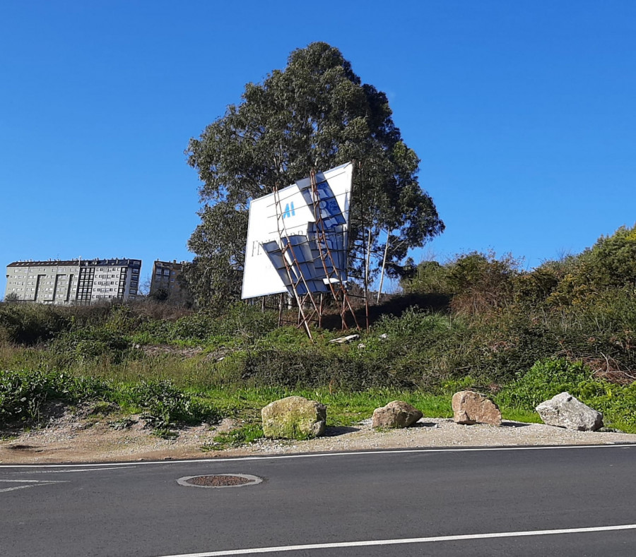 Una valla publicitaria amenaza con desprenderse en Monte das Moas