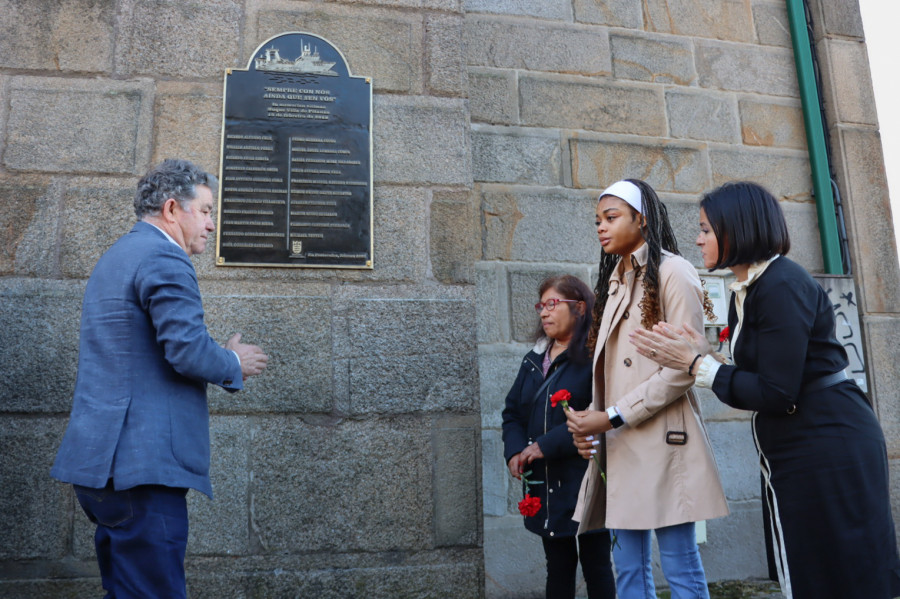 Familiares de víctimas del Pitanxo recuerdan a sus seres queridos en un acto en Pontevedra