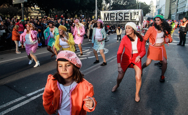 El desfile de comparsas del Entroido brilla por todo lo alto ante 37.000 personas