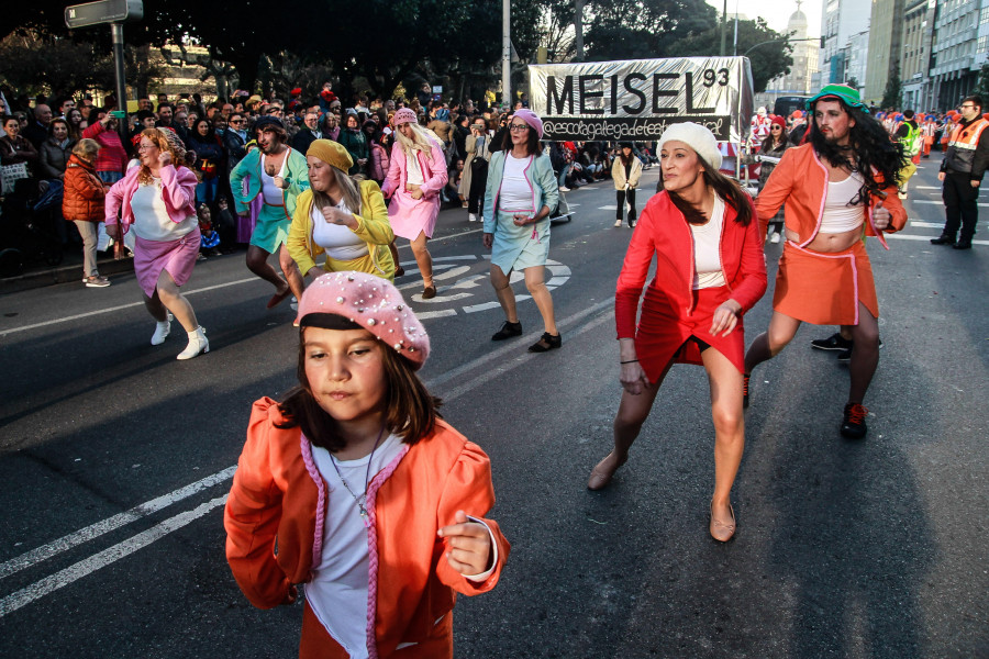 El desfile de comparsas del Entroido brilla por todo lo alto ante 37.000 personas