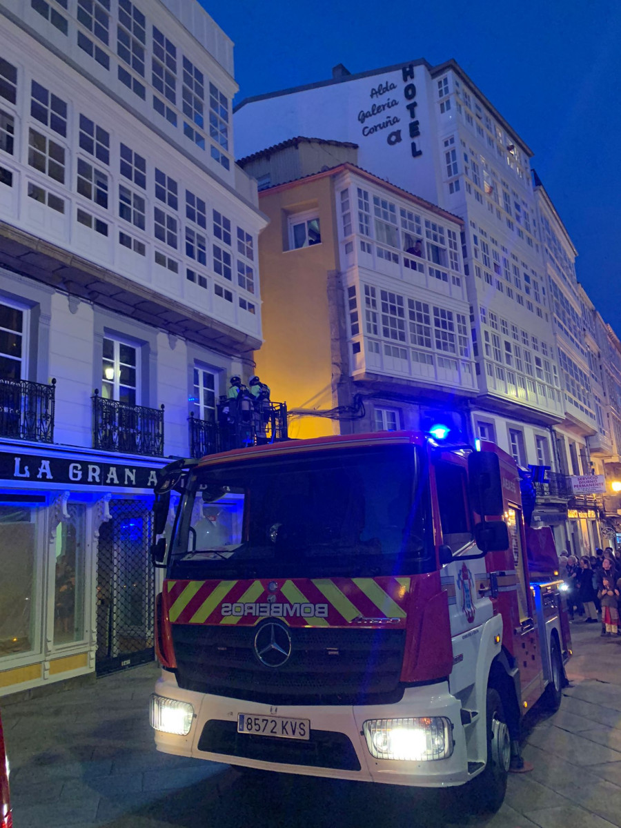 Los Bomberos de A Coruña rescatan a una gaviota atrapada en Riego de Agua