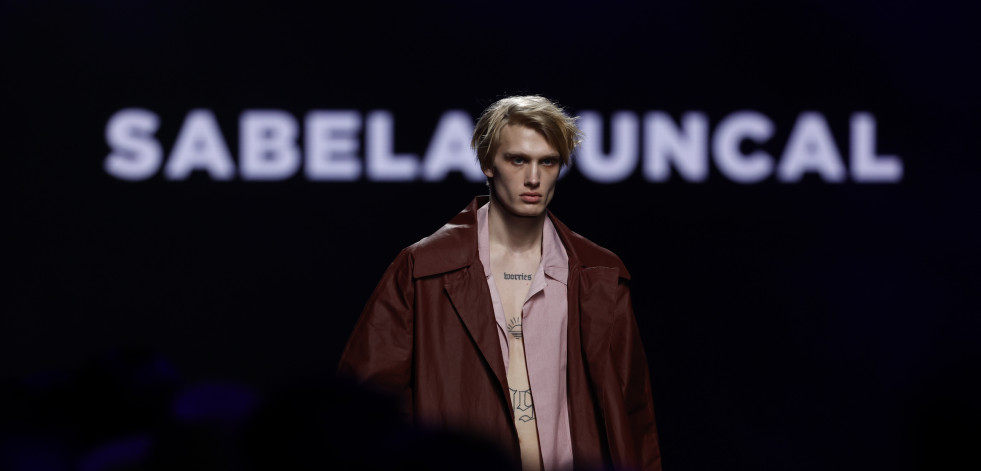 El talento gallego de Sabela Juncal en la Mercedes-Benz: prendas con maxi volumen en la pasarela