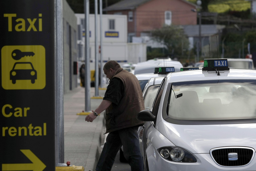 Los taxistas urgen a regular el servicio en Alvedro ante  la llegada de nuevas rutas