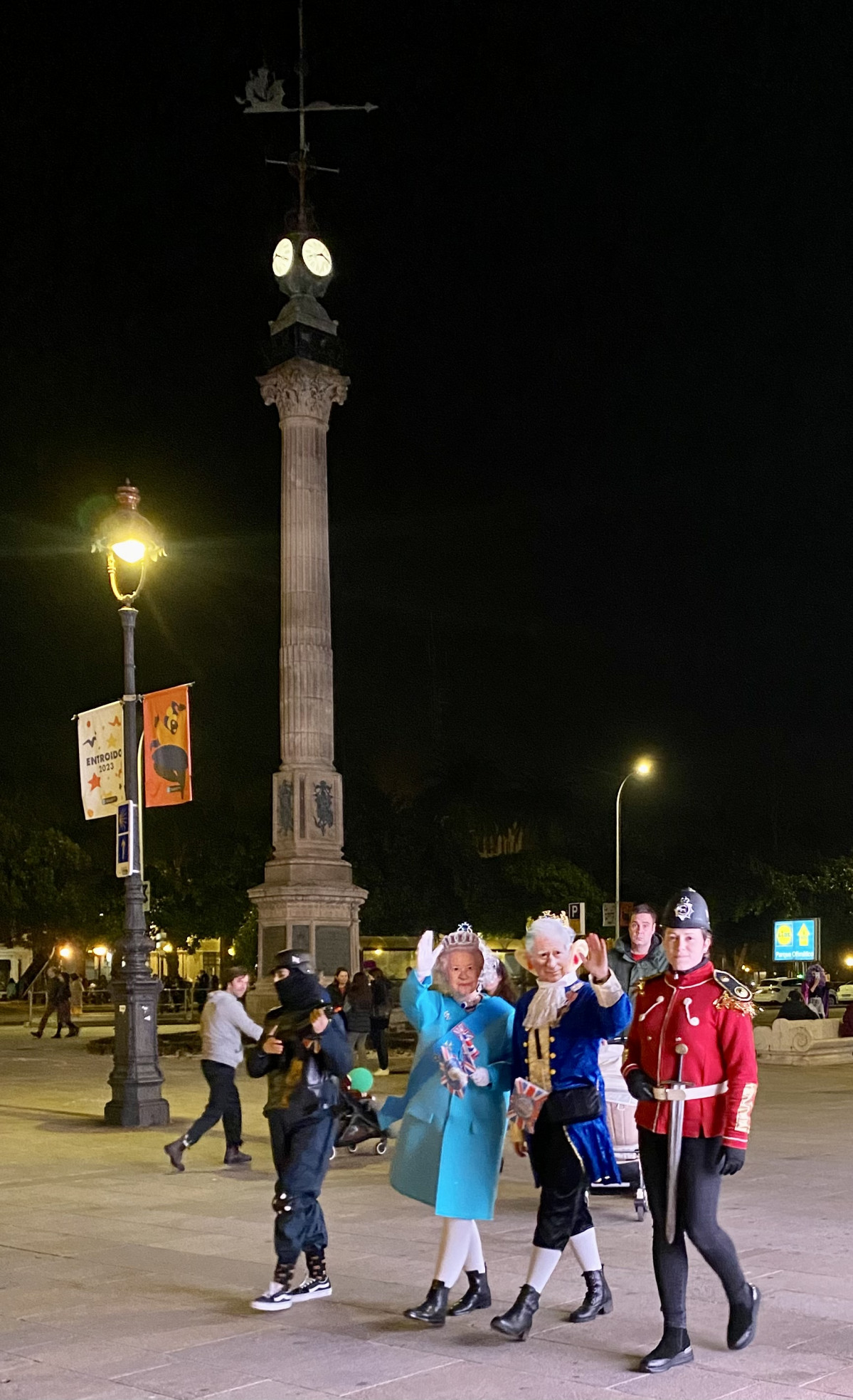 Disfraz reina Isabel y Carlos de Inglaterra